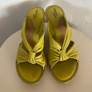 Born Drilles lime green leather sandal. Sz 8